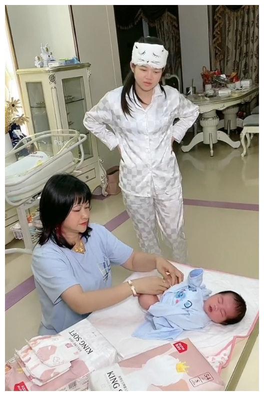 豪横 陈三废婆婆凌晨三点喂奶,金项链价值10万,网友 月嫂呢